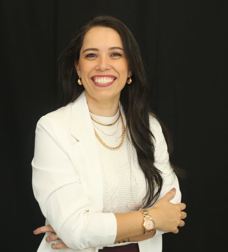 Carol Mendes com um sorriso aberto